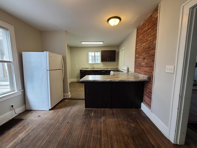 Building Photo - 671 Miller Ave
