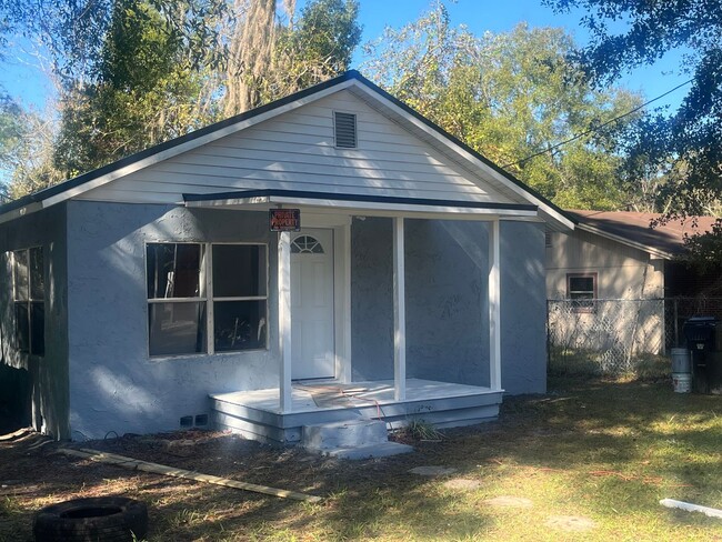 Foto del edificio - Charming, Fully Remodeled Home in Stark, FL