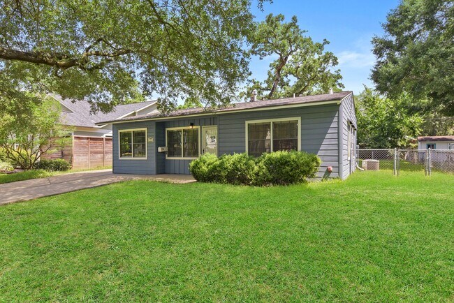 Building Photo - Charming 3-Bedroom Home with Detached Gara...