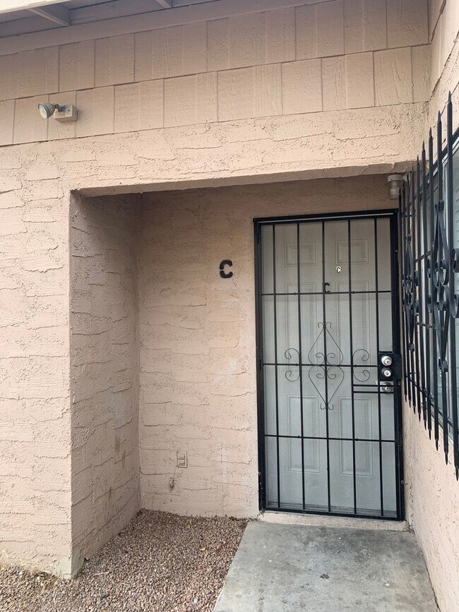 Foto del edificio - MUST SEE ONE BEDROOM TOWNHOME!