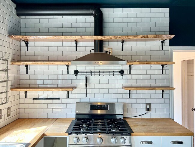 Foto del edificio - Huge Home Full of Character in the heart of MHK