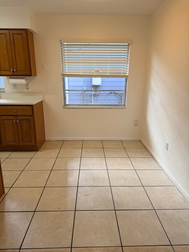 comedor - 912 La Salle Ave