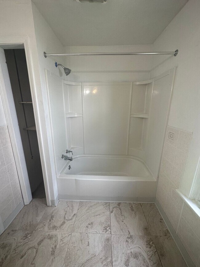 Foto del edificio - SECTION 8 ONLY!