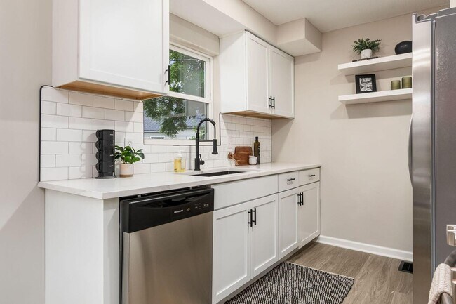 Foto del edificio - ? Spacious 3-Bedroom Home with Finished Ba...