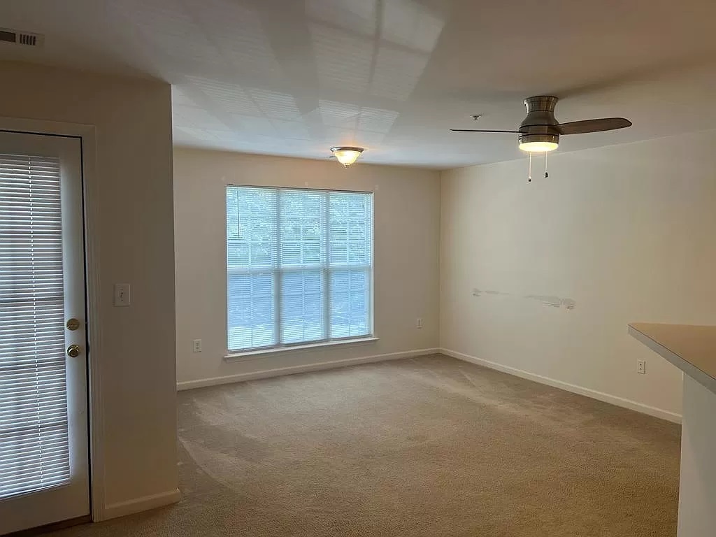 Foto principal - 9810 Campus Walk Ln