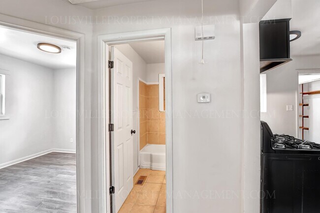 Foto del edificio - 1038 W Whitney Ave