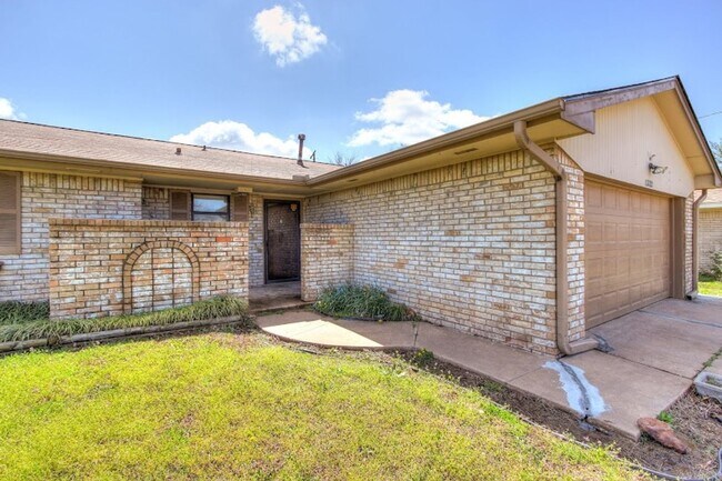 Building Photo - 4 bed 2 bath in OKC!