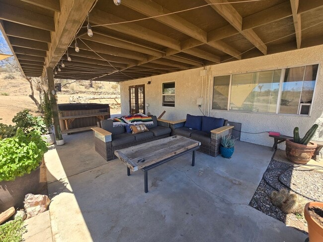 Foto del edificio - Rural yet close to town rental with acreage.