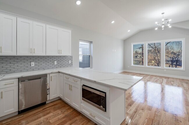 Building Photo - 281 Pearsall Ave