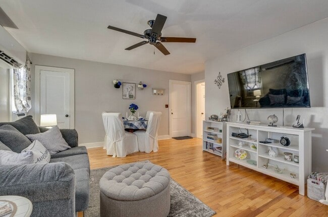 Building Photo - "Updated Apartment 2bd/1ba Attached Garage...