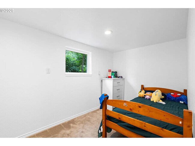 Foto del edificio - THREE BEDROOM THREE BATH ON ONE HALF ACRE IN KELSO