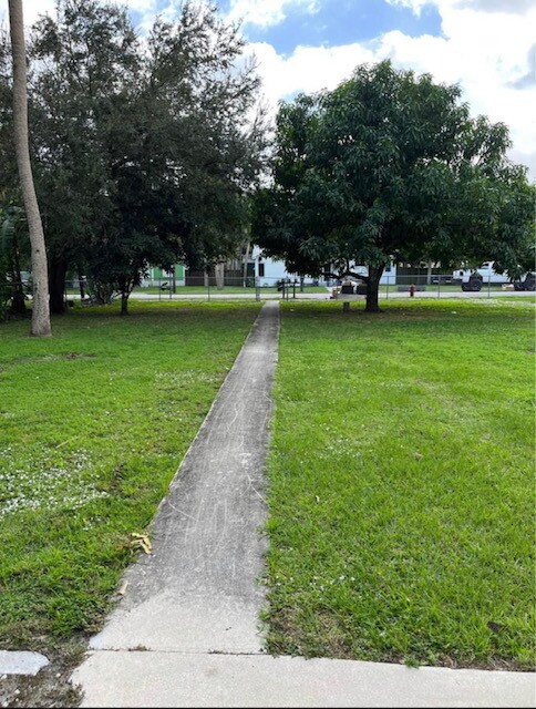 Front - 902 Boston Ave