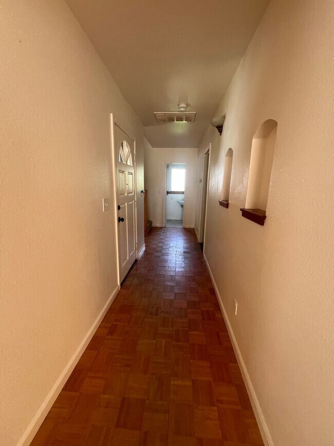 Foto del edificio - Charming 3-Bedroom, 2-Bath Tri-Level Home with Unfinished Basement