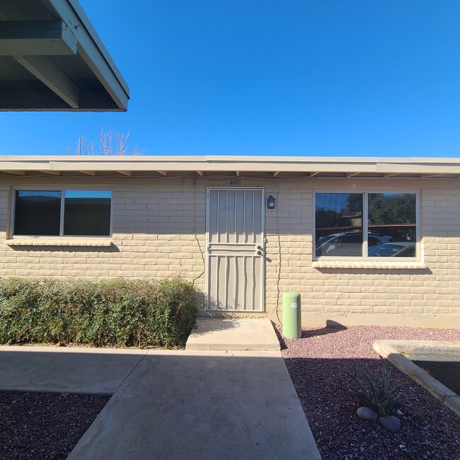 Building Photo - 3011 E Blacklidge Dr