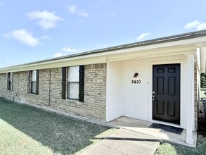 Building Photo - 2410 Comanche Trail