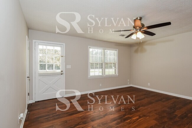 Building Photo - Feel right at home in this charming 3 bedr...