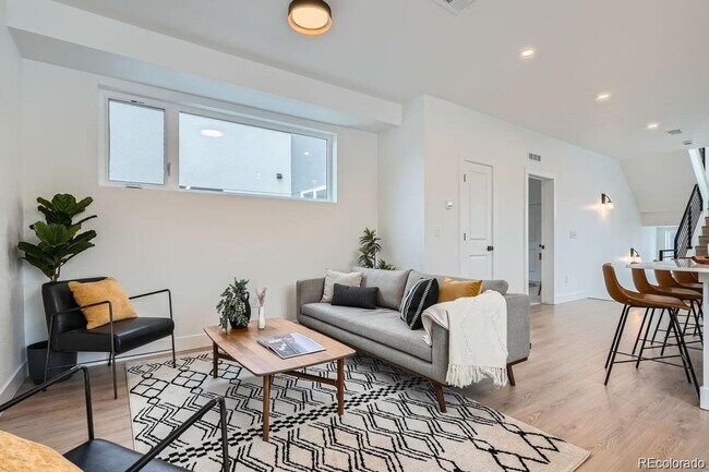 Foto del edificio - New Construction 3-Bedroom Townhome with Rooftop Deck & Mountain Views