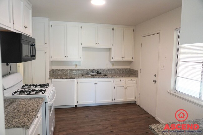 Building Photo - Home in East Bakersfield!