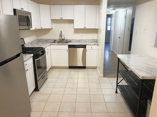 Building Photo - Nicely Updated Terrace Level  1/1 condo
