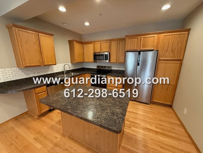 Foto del edificio - Townhouse in The Lakes of Blaine Available Now, New Appliances & Carpet, Bonus Room, Balcony