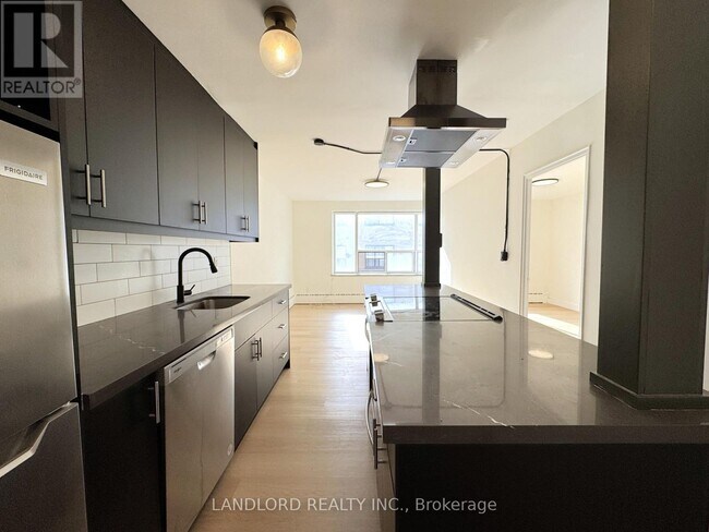 Photo du bâtiment - 420 Eglinton Ave E