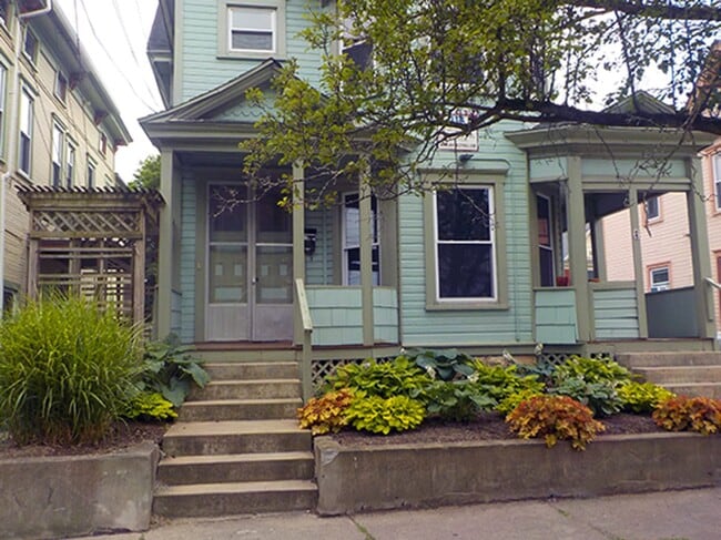 Building Photo - AVAILABLE 07/01/2026 - Beautiful 3 Bedroom...