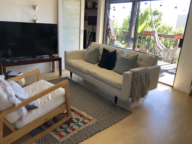 Living room area - 81 High St