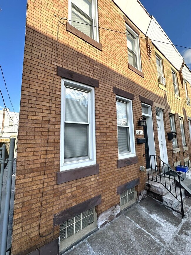 Foto del edificio - Gorgeous 2-Bedroom Townhome in the Heart of Olde Richmond! Available NOW!