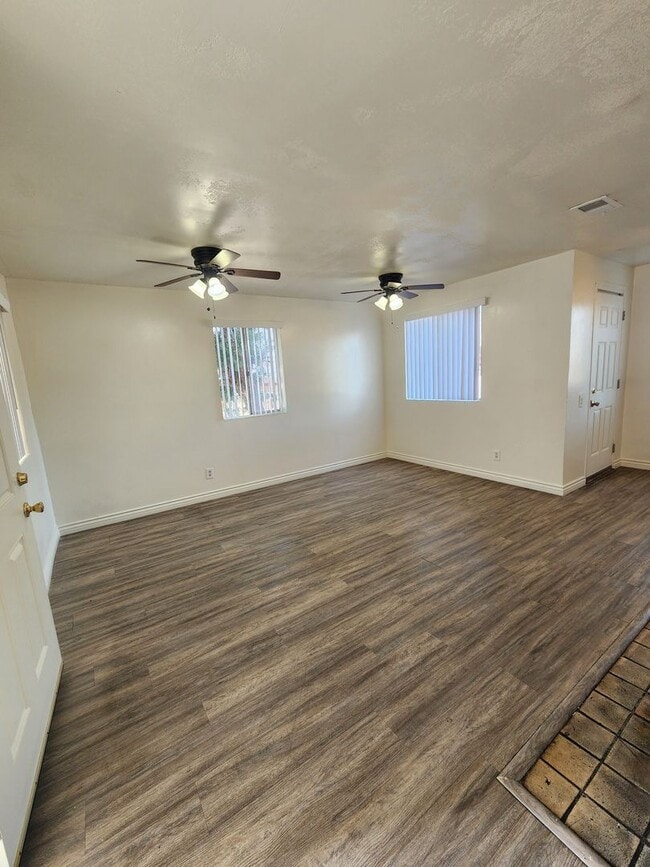 Foto del edificio - El Cajon: 1 Bedroom Cottage with HUGE Yard...