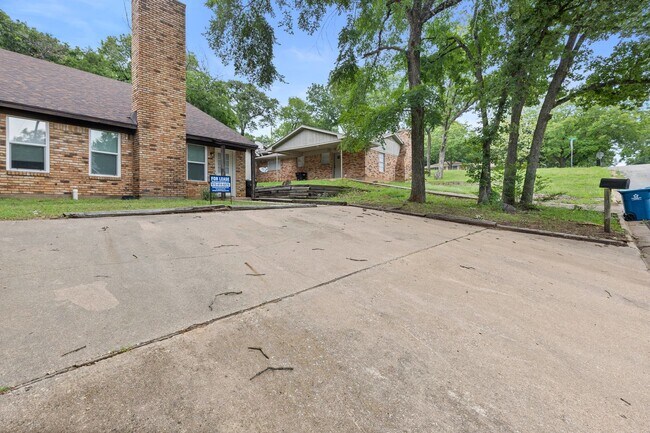 Foto del edificio - 1205 W Texas St