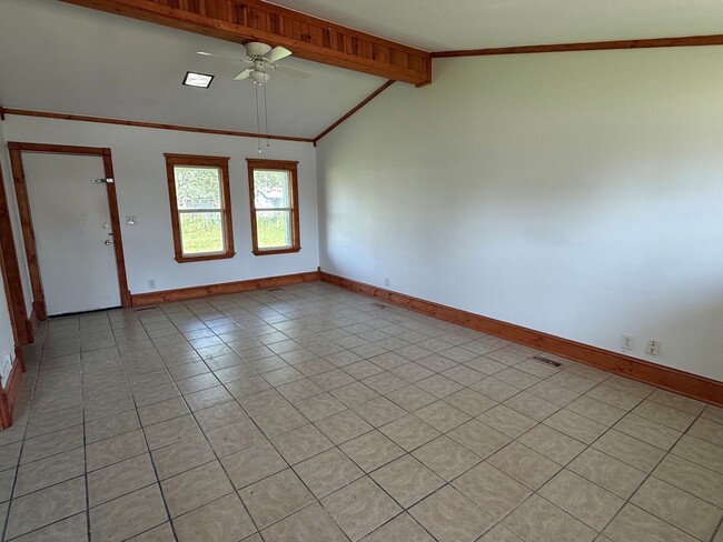 Building Photo - Fresh Interior