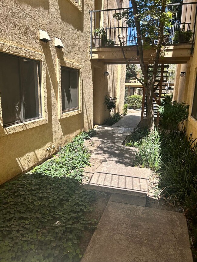 Foto del edificio - Charming 2 Bedroom, 2 Full Bath Condo Modesto