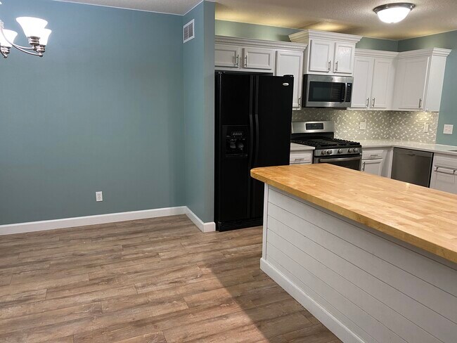 Building Photo - 2011 SW Reunion Cir