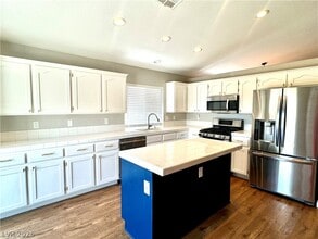 Building Photo - 10224 Desert Wind Dr