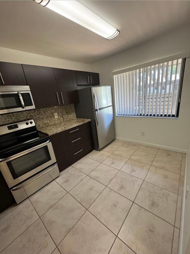 Foto del edificio - 445 Lakeview Dr