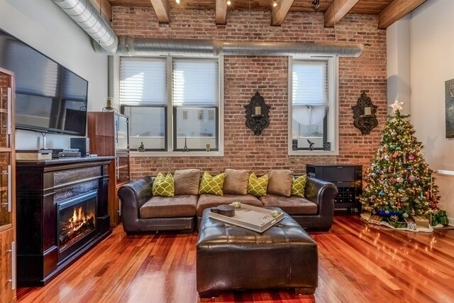 Living Area - 1050 W Hubbard St