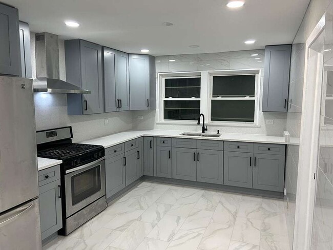 Building Photo - 5647 N Spaulding Ave