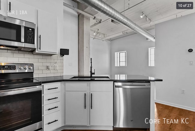 Building Photo - 320 W 7th St