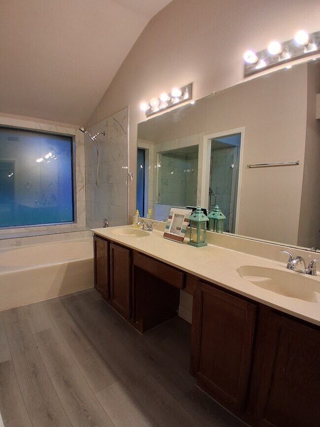 Foto del edificio - 2502 Livingston Ln