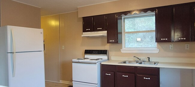 Building Photo - 3 Bedroom, 1 Bath Brick Single Family Home...
