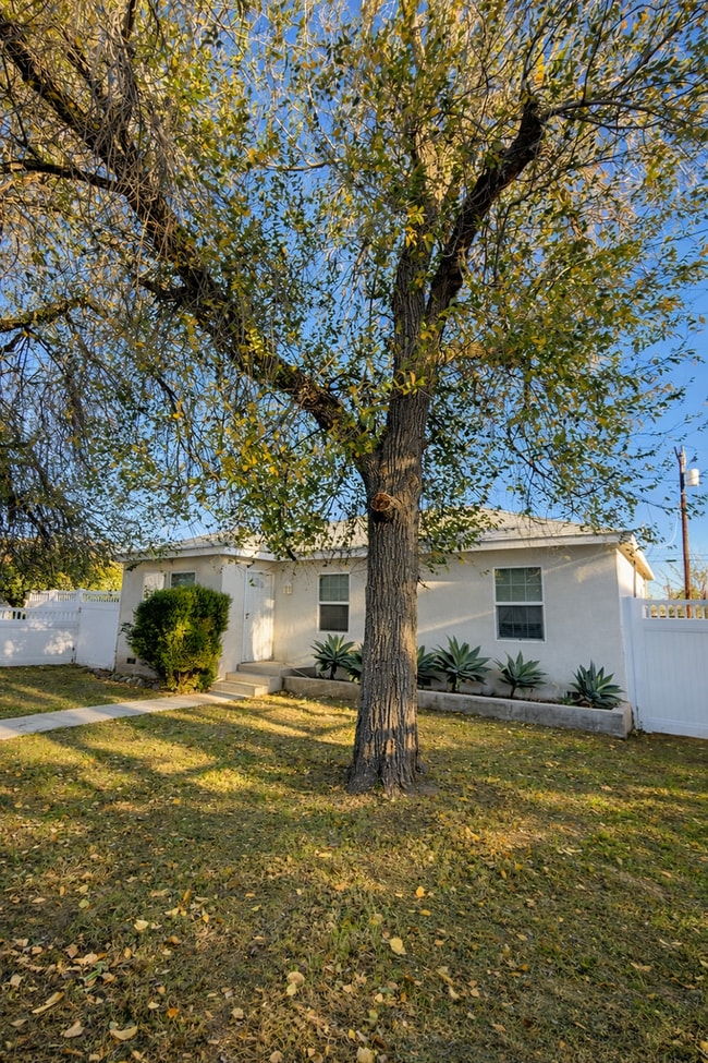Foto del edificio - Fully Renovated 3-Bed, 2-Bath Home in Quiet Sylmar Community