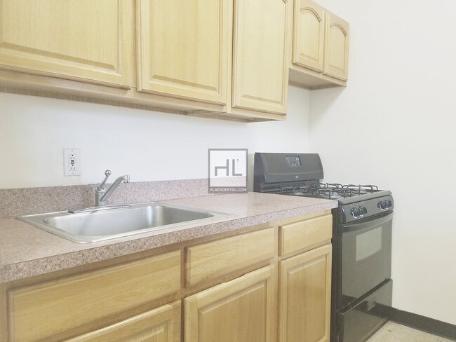 Building Photo - 23 Somers St