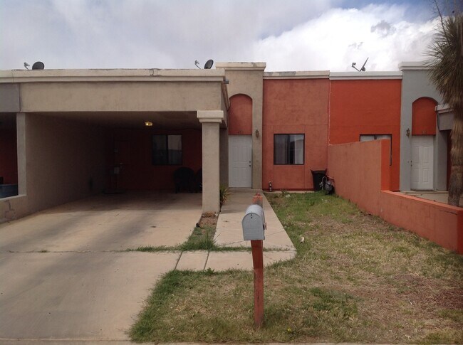 Foto del edificio - Modern town home with AC. 3/2. Covered, off-street parking, easy care yard.  Ample kitchen. Lamin...