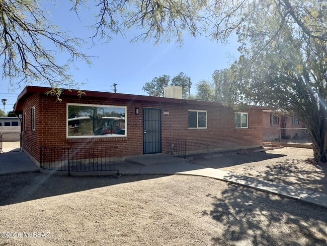 Building Photo - 1410 N Desmond Ave