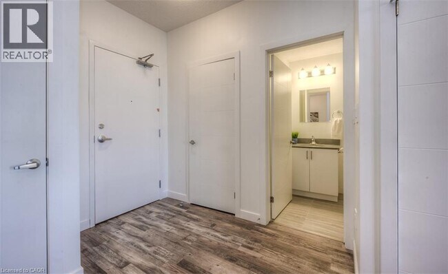Photo du bâtiment - 1434 Highland Rd W