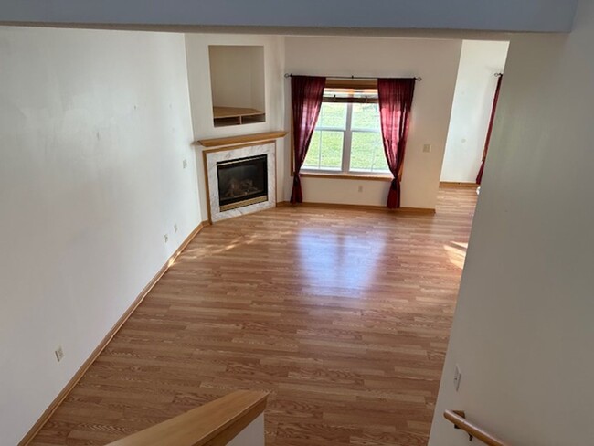 Building Photo - Open floor plane *2Bed*1.5 Bath town home ...