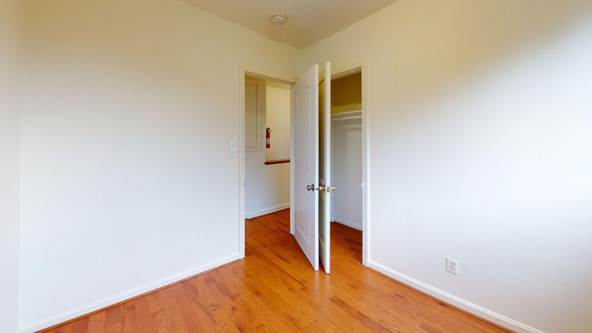 Foto del edificio - Takoma Park Three Bedroom Available Now W/...