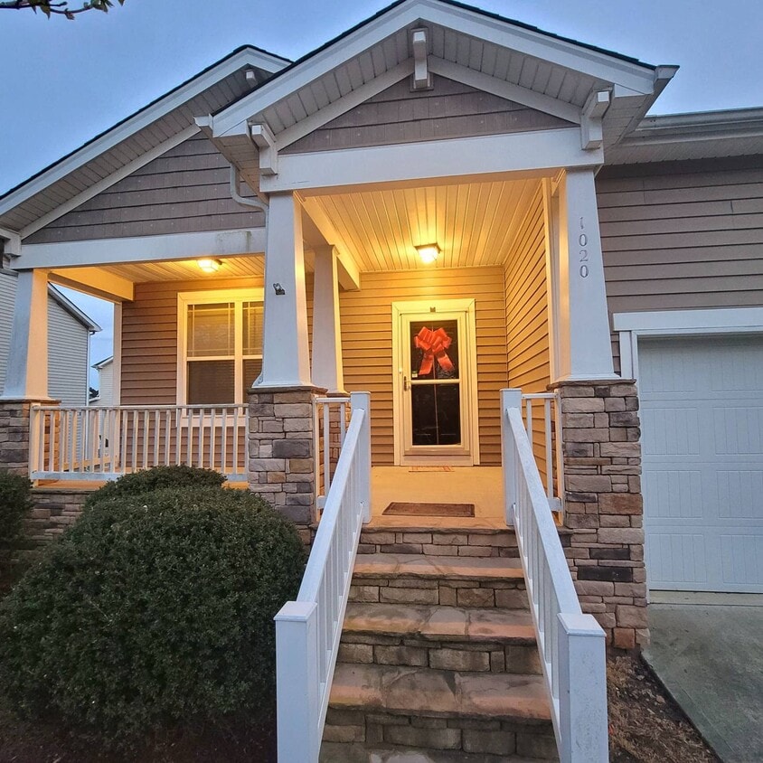 Primary Photo - 1020 Oak Park Dr