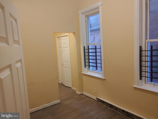 Building Photo - 1829 W Tioga St