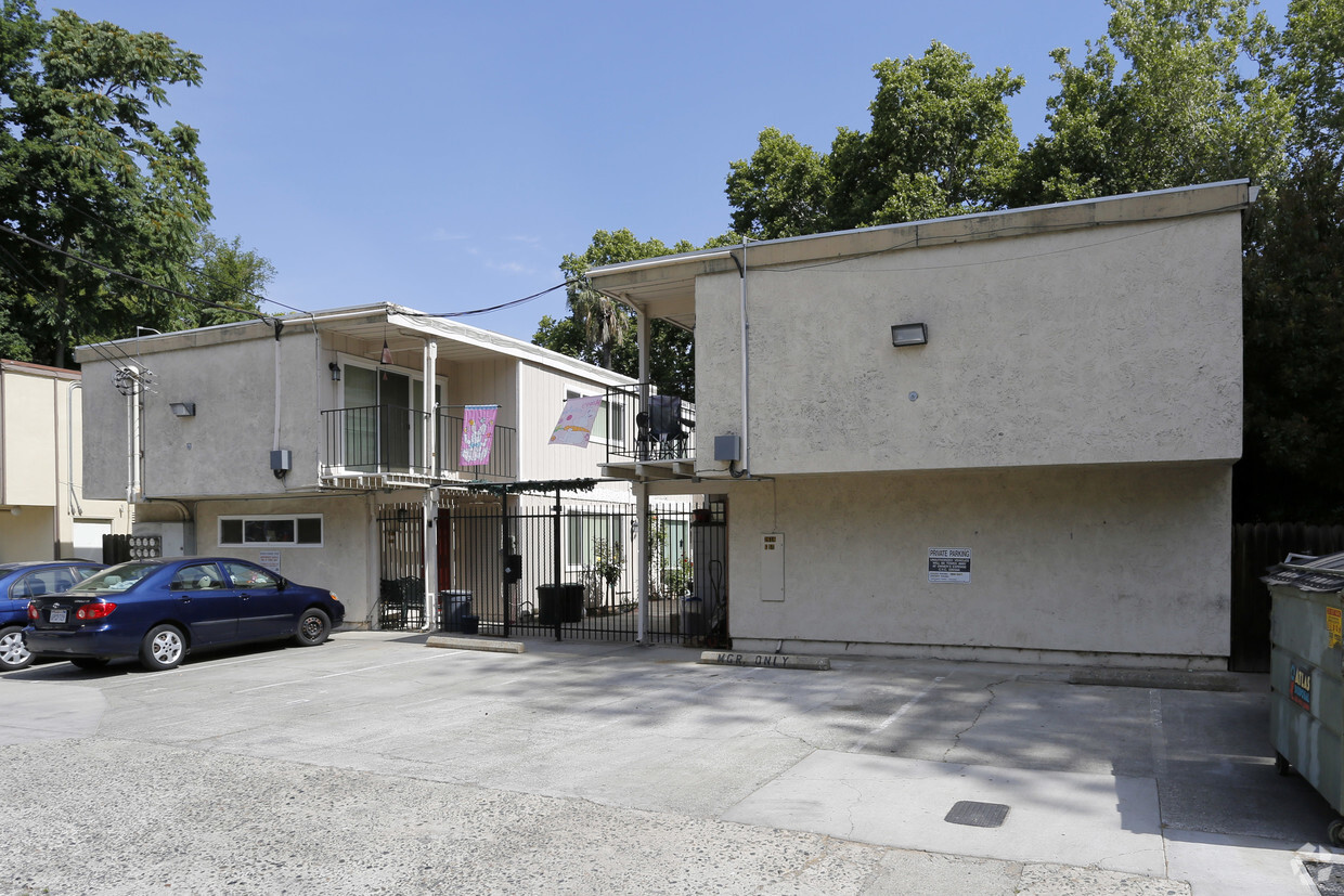 Building Photo - G Streeet Townhomes